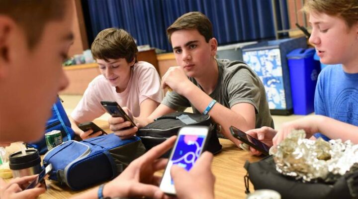 Uzmanlardan uyarı: Aşırı cep telefonu kullanımı kas ve kemik yapısını bozuyor, gençlerde skolyoz arttı